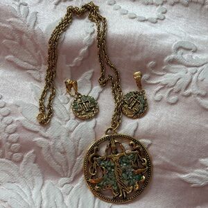Elegant Gold and Green Pendant Necklace Set